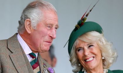 O então Príncipe Charles e Camilla, Duquesa da Cornualha participam do Braemar Highland Gathering no The Princess Royal and Duke of Fife Memorial em 3 de setembro de 2022