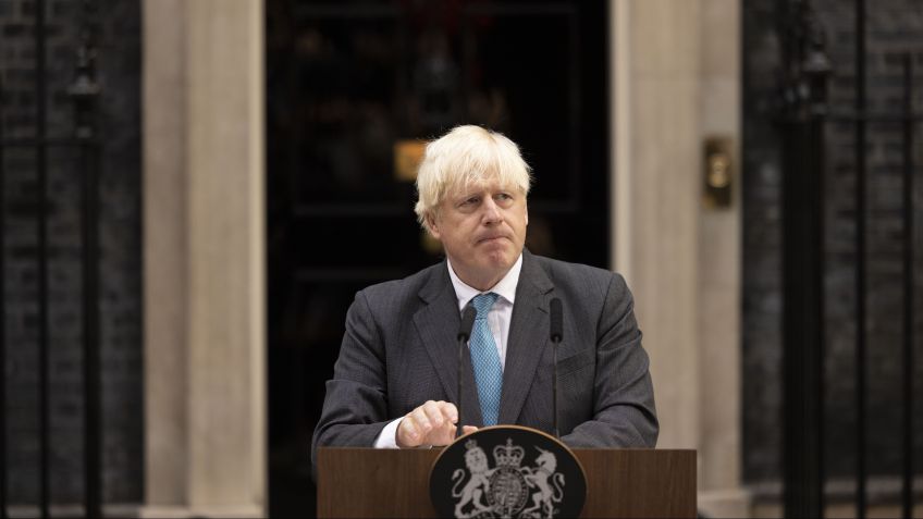 Boris Johnson durante seu discurso de despedida antes de sua renúncia oficial em Downing Street, em Londres • Dan Kitwood/Getty Images