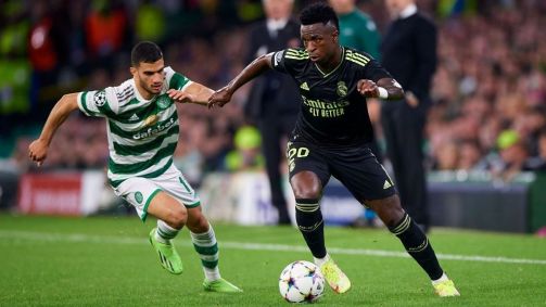 Liel Abada do Celtic FC disputa pela bola com Vinicius Junior, do Real Madrid, durante a partida do grupo F da UEFA Champions League 2022/23