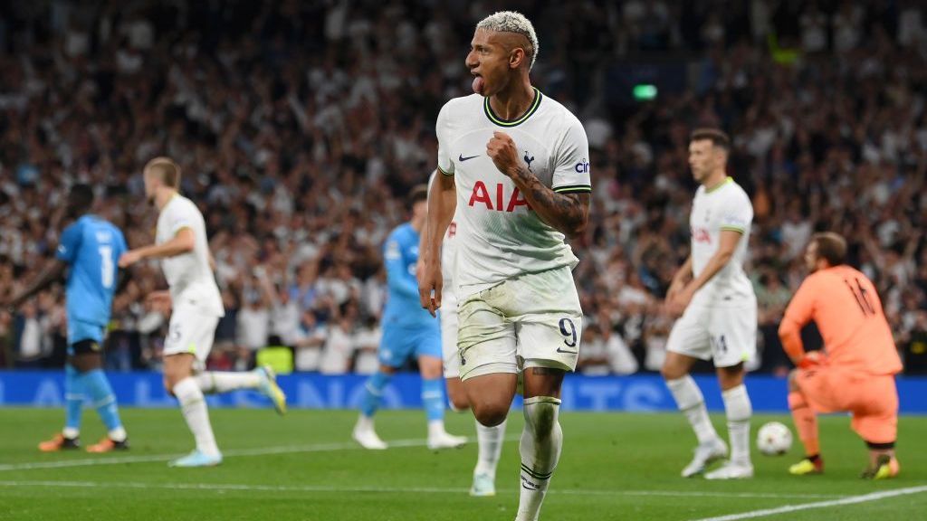 Richarlison, do Tottenham Hotspur, comemora após marcar o segundo gol de sua equipe durante a partida do grupo D da Liga dos Campeões da UEFA 2022/2023 contra o Olympique Marseille
