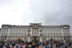 Público se reúne em frente ao portão do Palácio de Buckingham, em Londres, após notícias de que a Rainha Elizabeth está sob supervisão médica por preocupações sobre sua saúde.