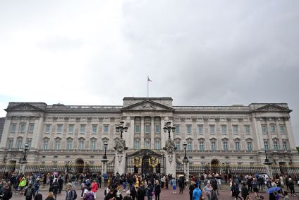 Público se reúne em frente ao portão do Palácio de Buckingham, em Londres, após notícias de que a Rainha Elizabeth está sob supervisão médica por preocupações sobre sua saúde.