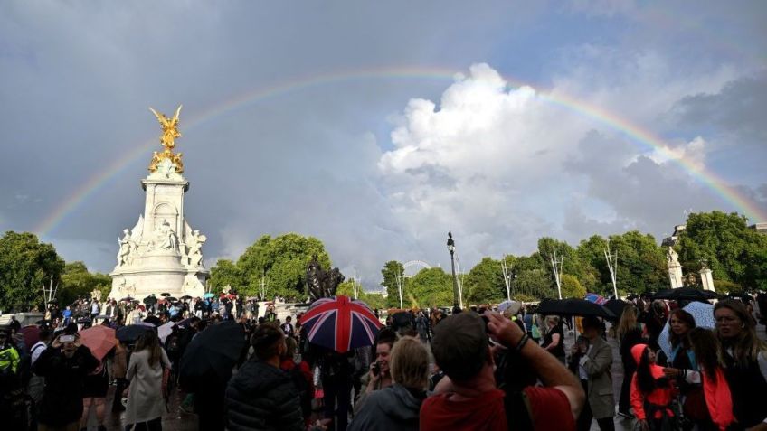 Um arco-íris enche o céu do lado de fora do Palácio de Buckingham em 08 de setembro de 2022 em Londres, Inglaterra, pouco antes do anúncio da morte da rainha Elizabeth II / Samir Hussein/WireImage