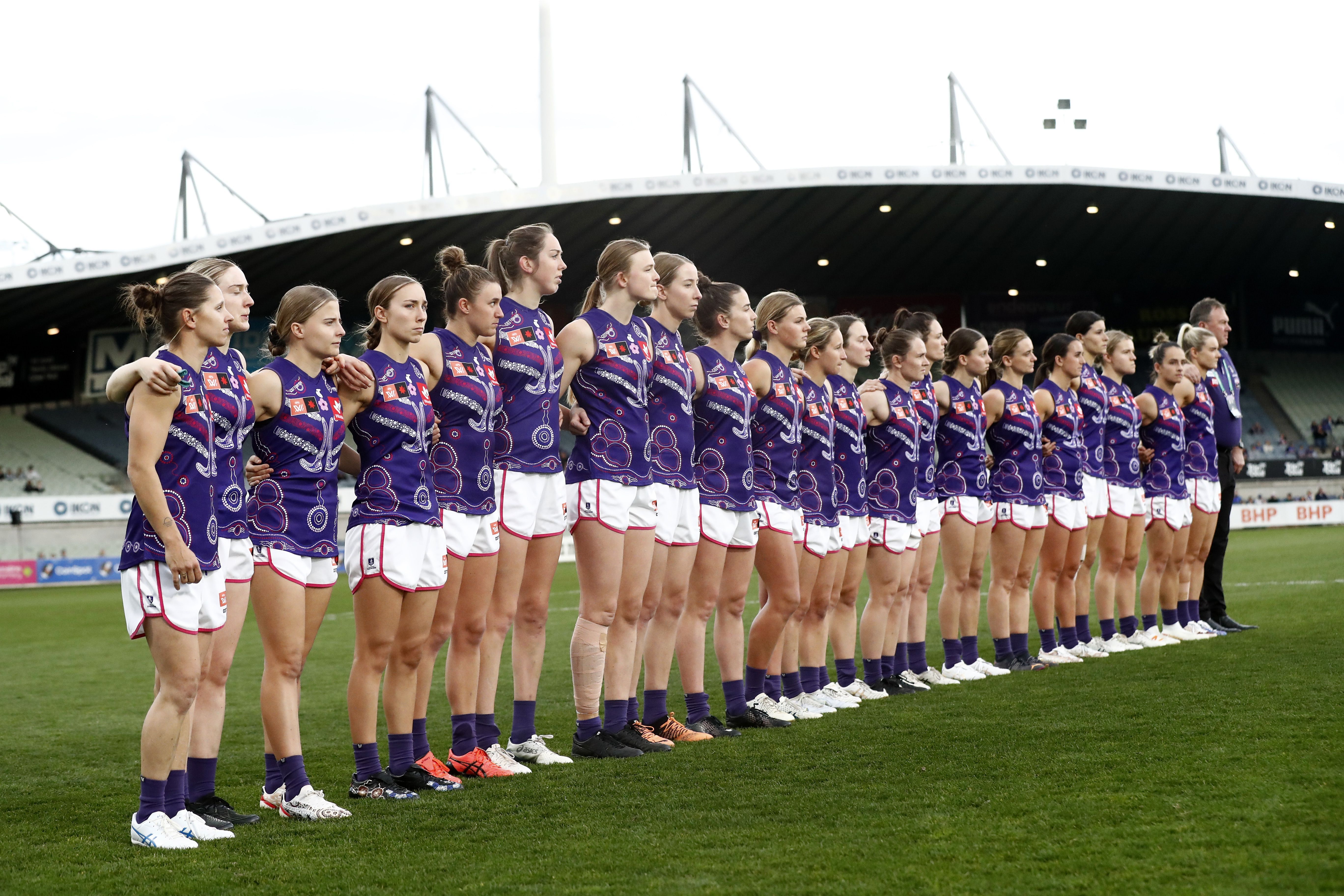 Os jogadores do Fremantle Dockers se alinham antes de uma partida da AFLW com os Western Bulldogs em Melbourne, em 9 de setembro de 2022. / Darrian Traynor/Getty Images