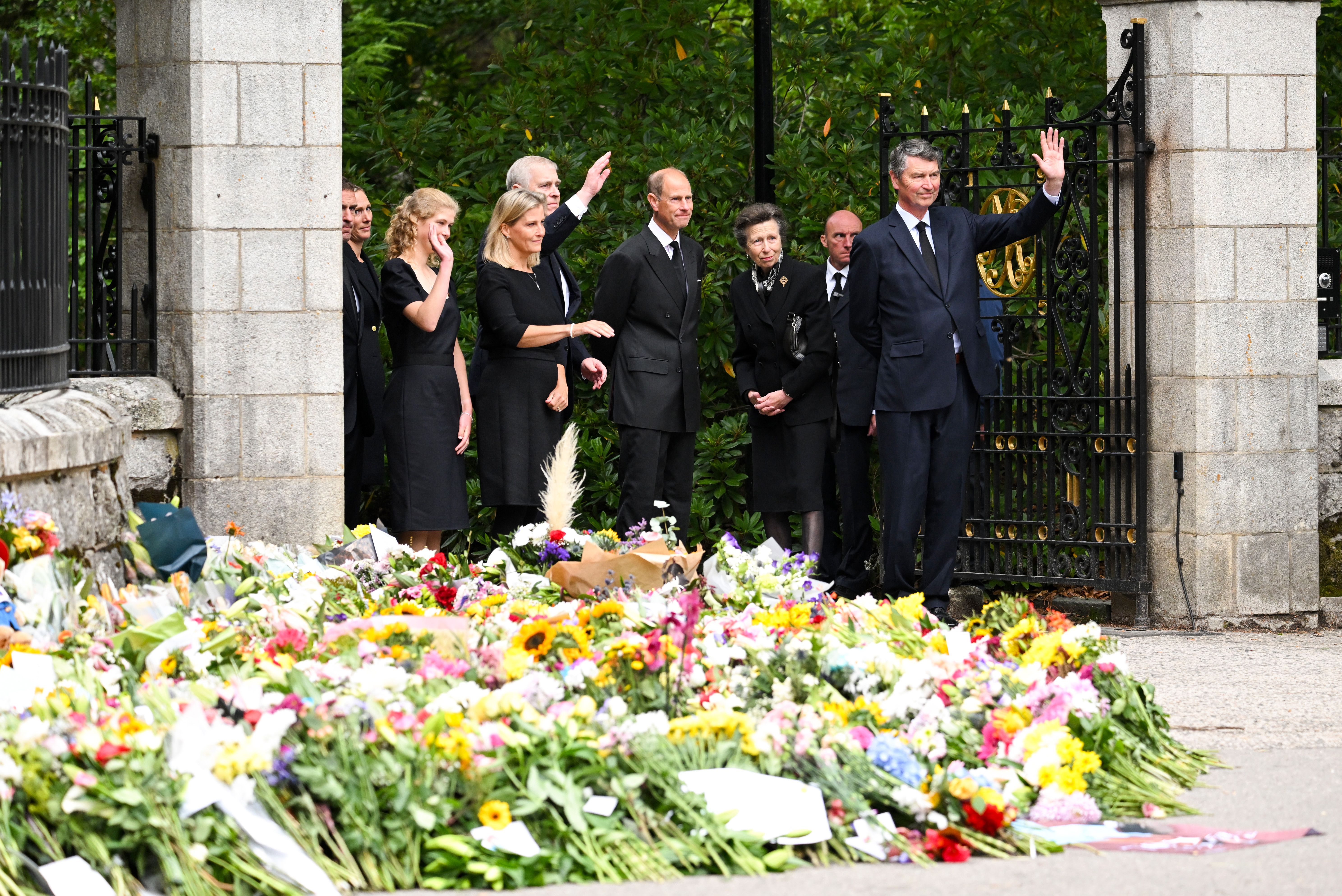 The Nation Mourns The Death Of Queen Elizabeth II - Saturday