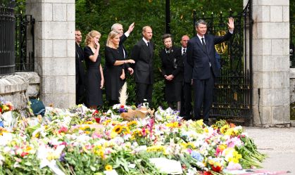 Membros da família real participam de culto perto do Castelo de Balmoral