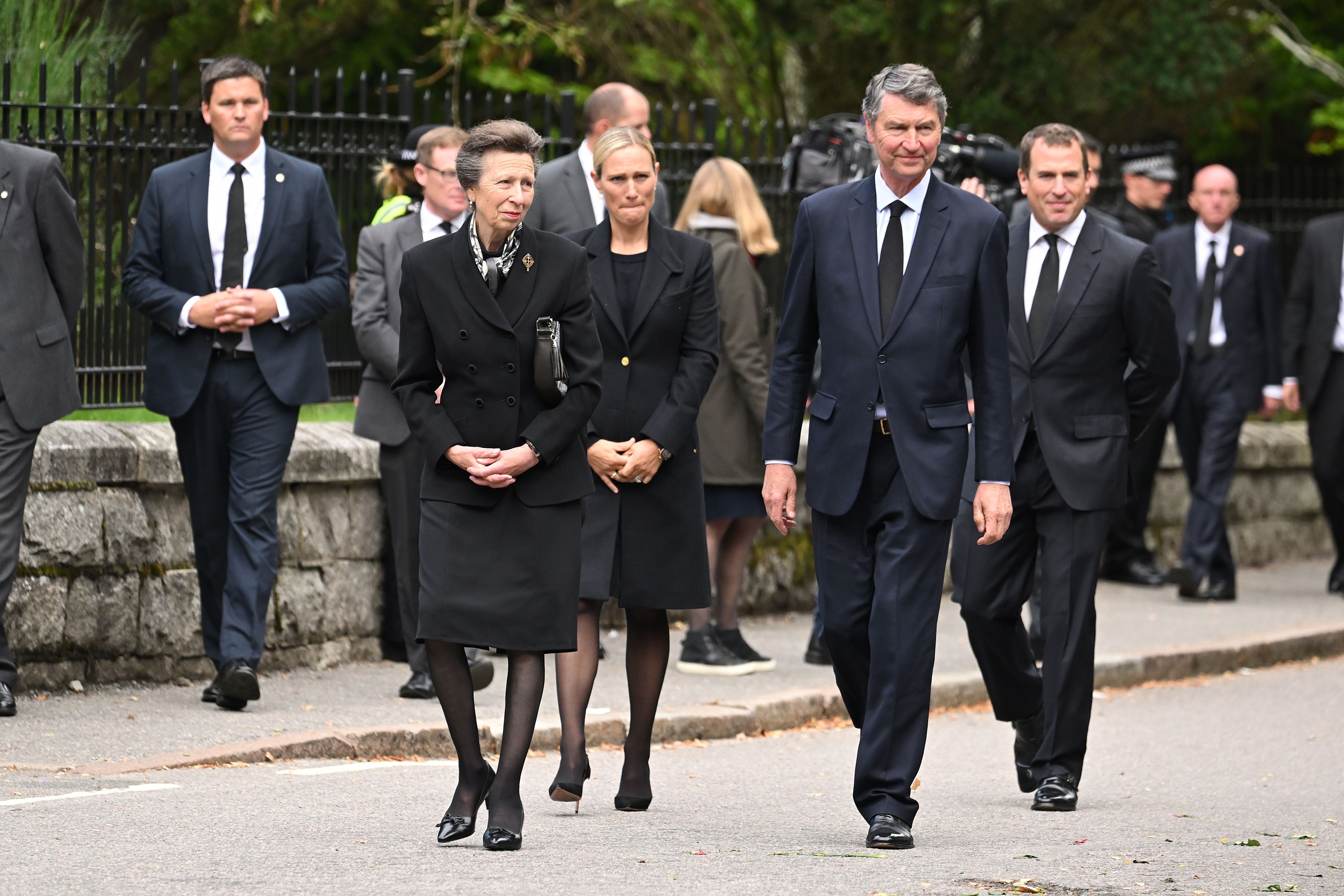 Membros da família real participaram de culto em cerimônia privada perto do Castelo de Balmoral, retornaram à propriedade real em caminhada, observaram as homenagens à rainha Elizabeth II e acenaram ao público. / Karwai Tang/WireImage