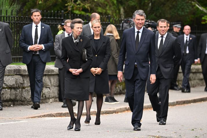 Membros da família real participaram de culto em cerimônia privada perto do Castelo de Balmoral, retornaram à propriedade real em caminhada, observaram as homenagens à rainha Elizabeth II e acenaram ao público. / Karwai Tang/WireImage