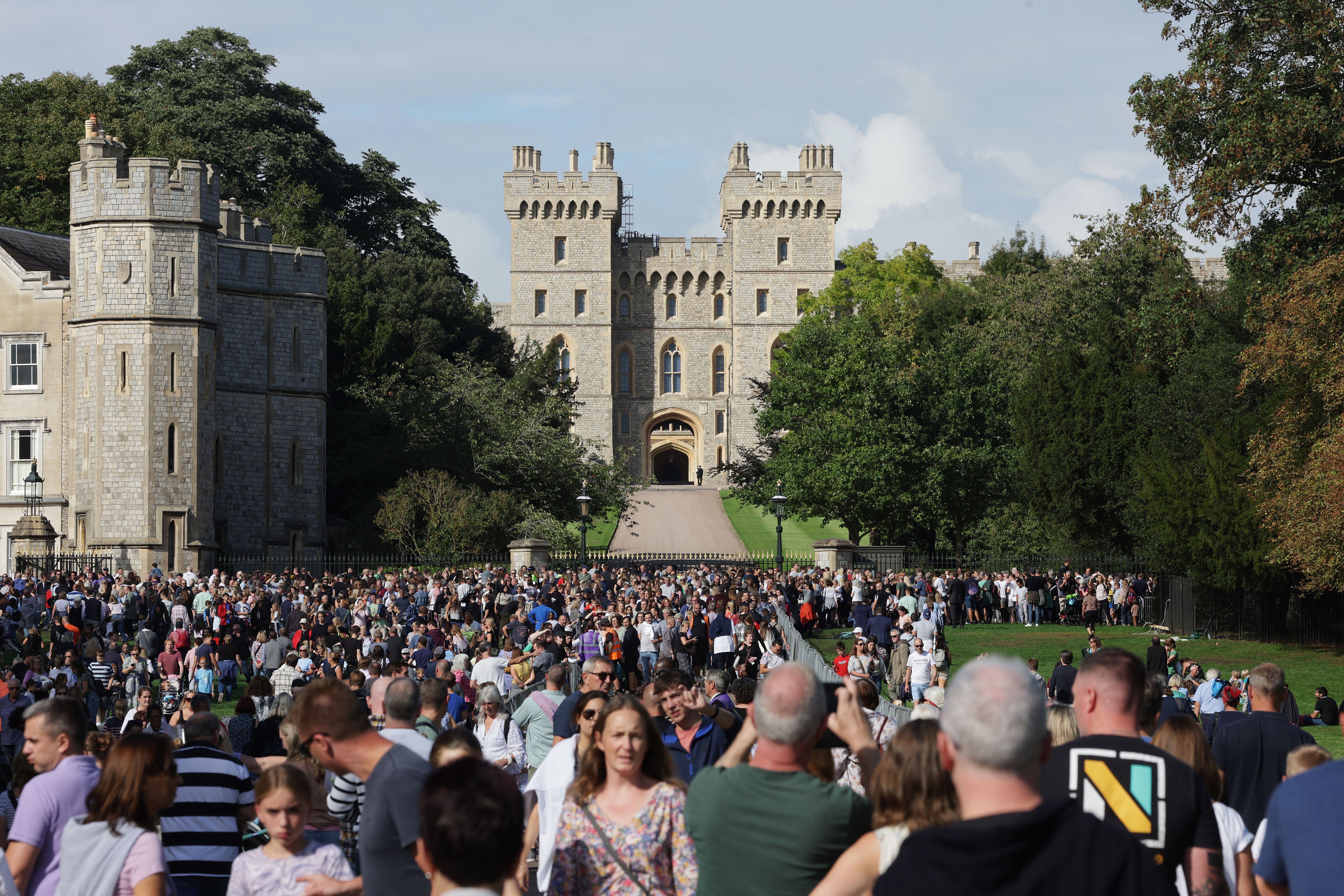 The Nation Mourns The Death Of Queen Elizabeth II - Saturday