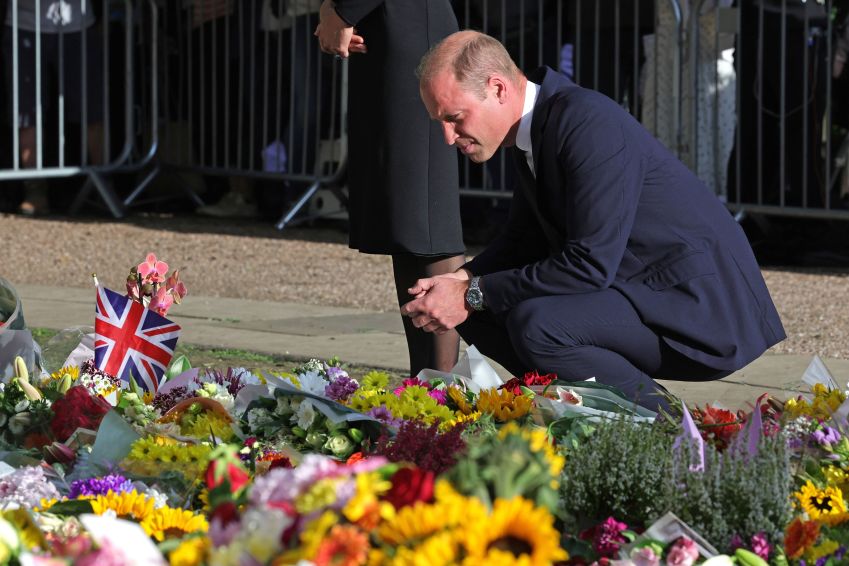 Príncipe William observa homenagens feitas para rainha Elizabeth II. / Getty Images