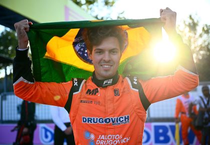 O piloto brasileiro Felipe Drugovich após vencer o Campeonato da Fórmula 2, em 10 de setembro de 2022.