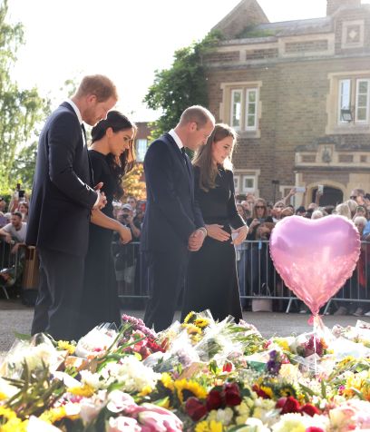 Princesa de Gales, Príncipe William, Príncipe de Gales, Príncipe Harry, Duque de Sussex e Meghan, Duquesa de Sussex no Castelo de Windsor chegam para ver flores e homenagens à rainha Elizabeth / Chris Jackson/Getty Images