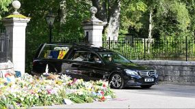 Corpo da Rainha Elizabeth deixa Castelo de Balmoral rumo à capital da Escócia