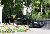 Corpo da rainha Elizabeth II deixa Castelo de Balmoral rumo à capital da Escócia