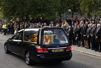Na pequena vila escocesa de Ballater, pessoas se reuniram na calçada para a passagem do cortejo com o corpo da rainha Elizabeth II, em 11 de setembro de 2022.