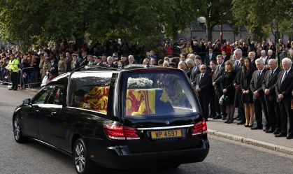 Na pequena vila escocesa de Ballater, pessoas se reuniram na calçada para a passagem do cortejo com o corpo da rainha Elizabeth II, em 11 de setembro de 2022.