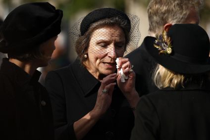 Britânicos se emocionaram com a passagem do cortejo com o corpo da rainha Elizabeth II rumo à capital escocesa de Edimburgo. Foi o último adeus à monarca britânica que reinou por 70 anos.