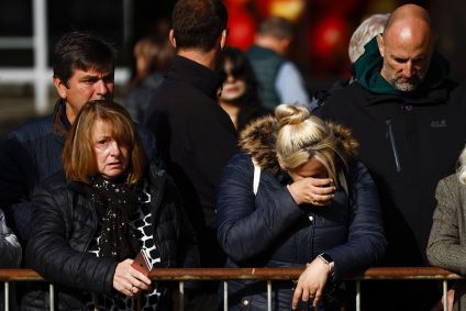 Britânicos se emocionaram com a passagem do cortejo com o corpo da rainha Elizabeth II rumo à capital escocesa de Edimburgo. Foi o último adeus à monarca britânica que reinou por 70 anos.