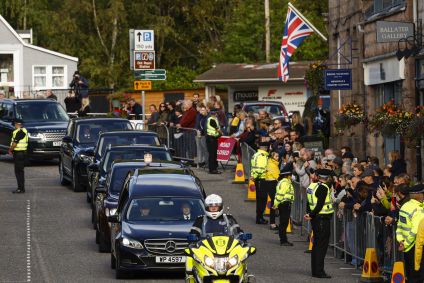 Multidão se aglomera enquanto passa o cortejo com o corpo da rainha Elizabeth II rumo à capital escocesa de Edimburgo, no dia 11 de setembro de 2022.