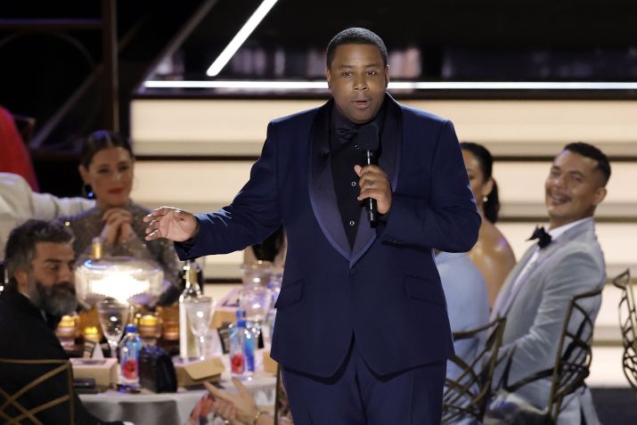 Apresentador do Emmy 2022, o comediante Kenan Thompson, em cerimônia realizada em Los Angeles. / Kevin Winter/Getty Images