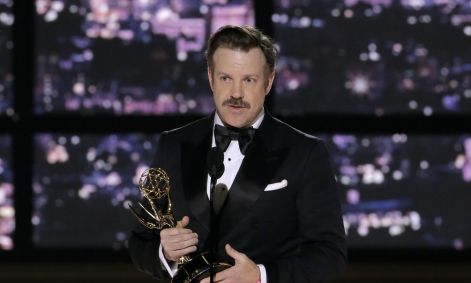 Ator Jason Sudeikis aceita o prêmio de "Melhor Ator Protagonista em Série de Comédia" no Emmy de 2022, por seu papel em "Ted Lasso".
