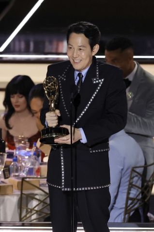 Ator Lee Jung-jae aceita o prêmio de "Melhor Ator em Série de Drama", por seu papel em "Round 6", no Emmy 2022. / Kevin Winter/Getty Images