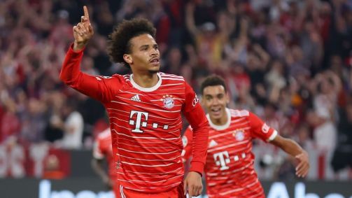 Leroy Sane, do Bayern de Munique, comemora após marcar o segundo gol de sua equipe durante a partida do grupo C da Liga dos Campeões da UEFA entre FC Bayern München e FC Barcelona na Allianz Arena em 13 de setembro de 2022