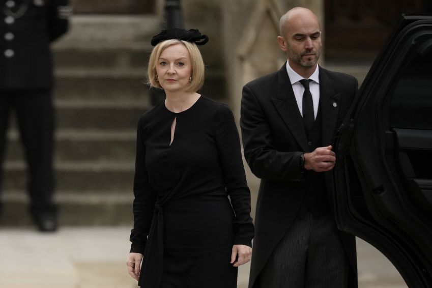 Primeira-ministra do Reino Unido, Liz Truss, chega à Abadia de Westminster para o funeral da rainha Elizabeth II / Getty Images