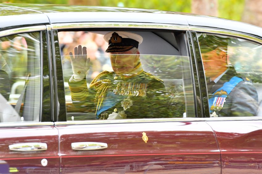 Rei Charles III acena para simpatizantes a caminho do Westminster Hall. / Getty Images