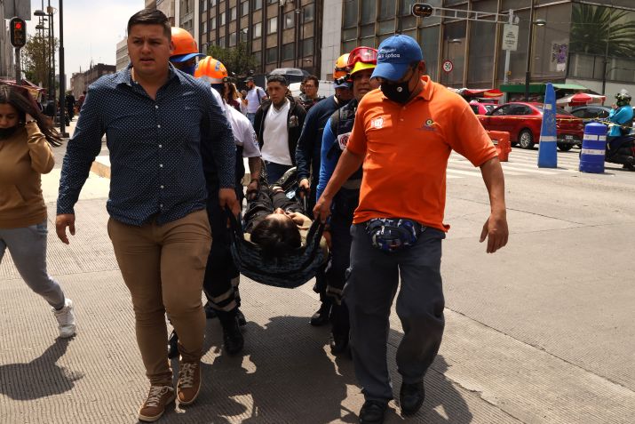 Paramédicos e voluntários ajudam as pessoas após um terremoto de magnitude 7,7 que atingiu a costa oeste do estado de Michoacan / Cristopher Rogel Blanquet/Getty Images)