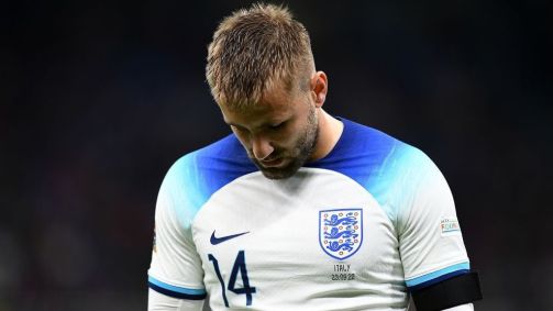 Luke Shaw, da Inglaterra, reage durante a partida do Grupo 3 da Liga das Nações da UEFA entre Itália e Inglaterra em San Siro em 23 de setembro de 2022 em Milão, Itália