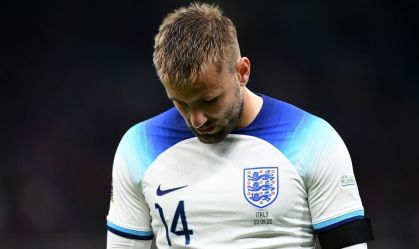 Luke Shaw, da Inglaterra, reage durante a partida do Grupo 3 da Liga das Nações da UEFA entre Itália e Inglaterra em San Siro em 23 de setembro de 2022 em Milão, Itália