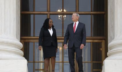 Primeira juíza negra da Suprema Corte dos EUA presta juramento cerimonial