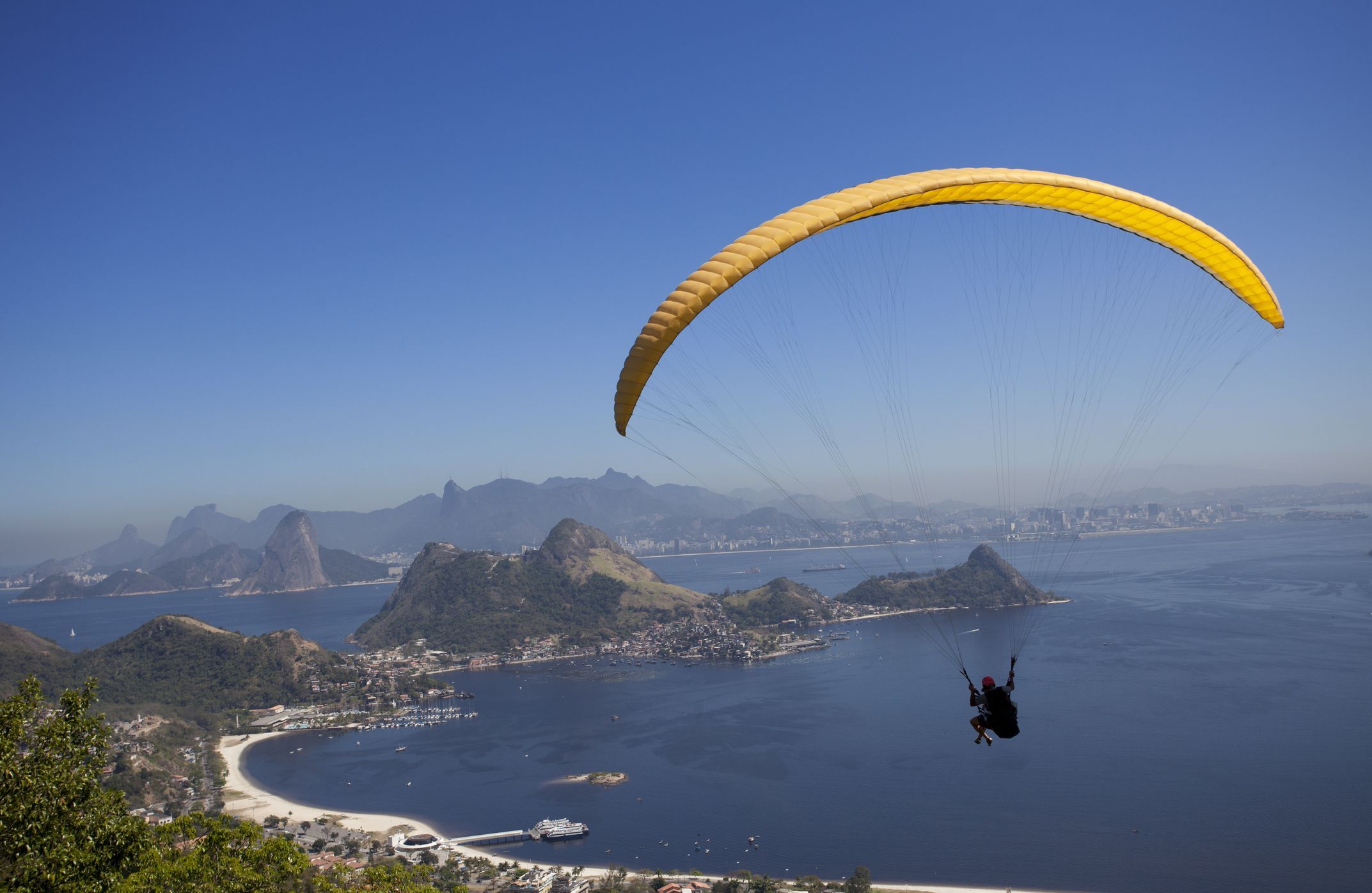 Imagem ilustrativa: paraquedista no Rio de Janeiro