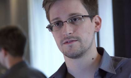 Edward Snowden recebe cidadania russa após Putin assinar decreto