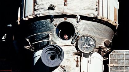 O cosmonauta Valery Polyakov aparece em uma janela da estação espacial russa Mir durante o encontro STS-63 com o ônibus espacial americano Discovery, em Fevereiro de 1995