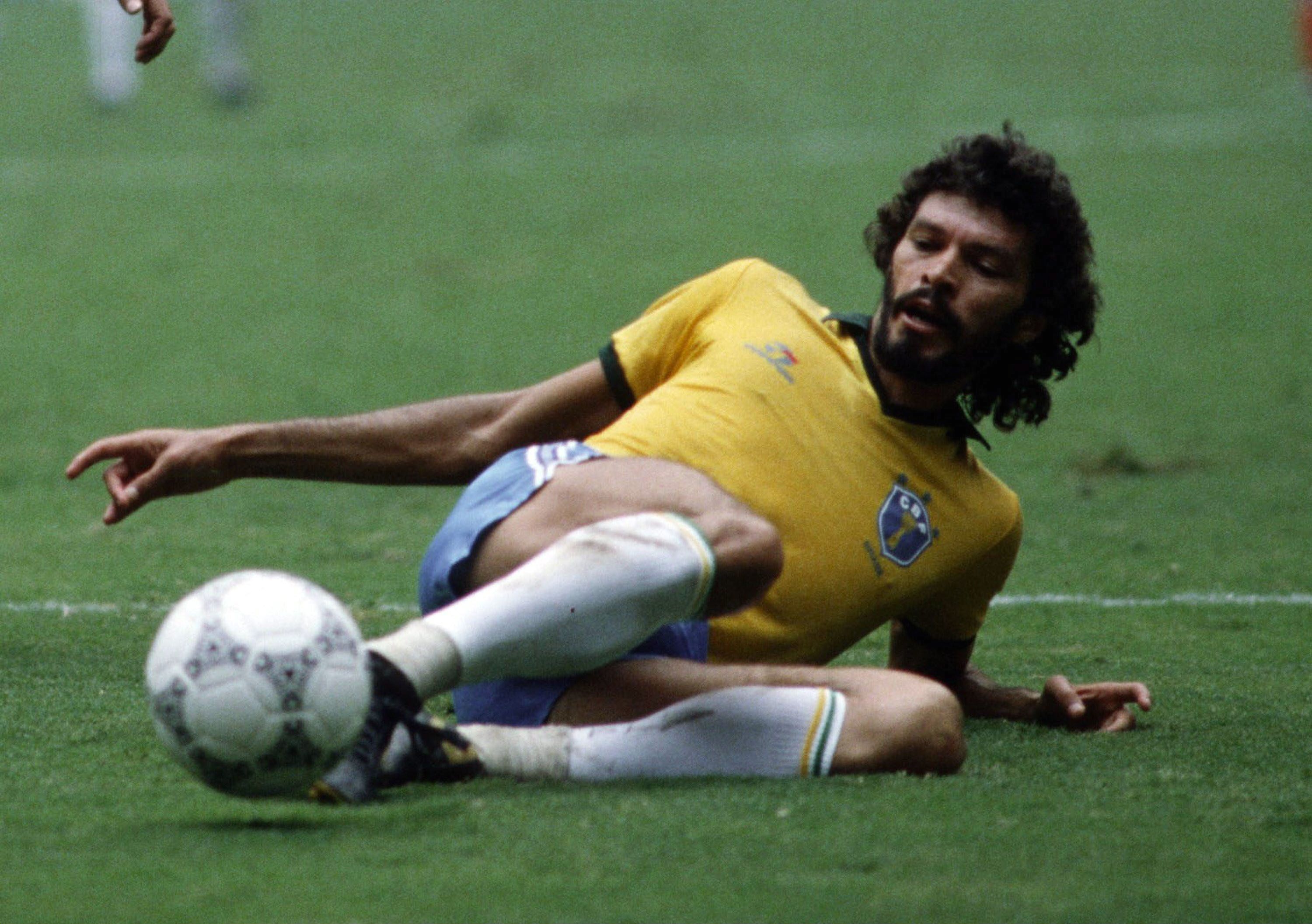 Sócrates em partida pela Seleção Brasileira na Copa do Mundo de 1986, no México.