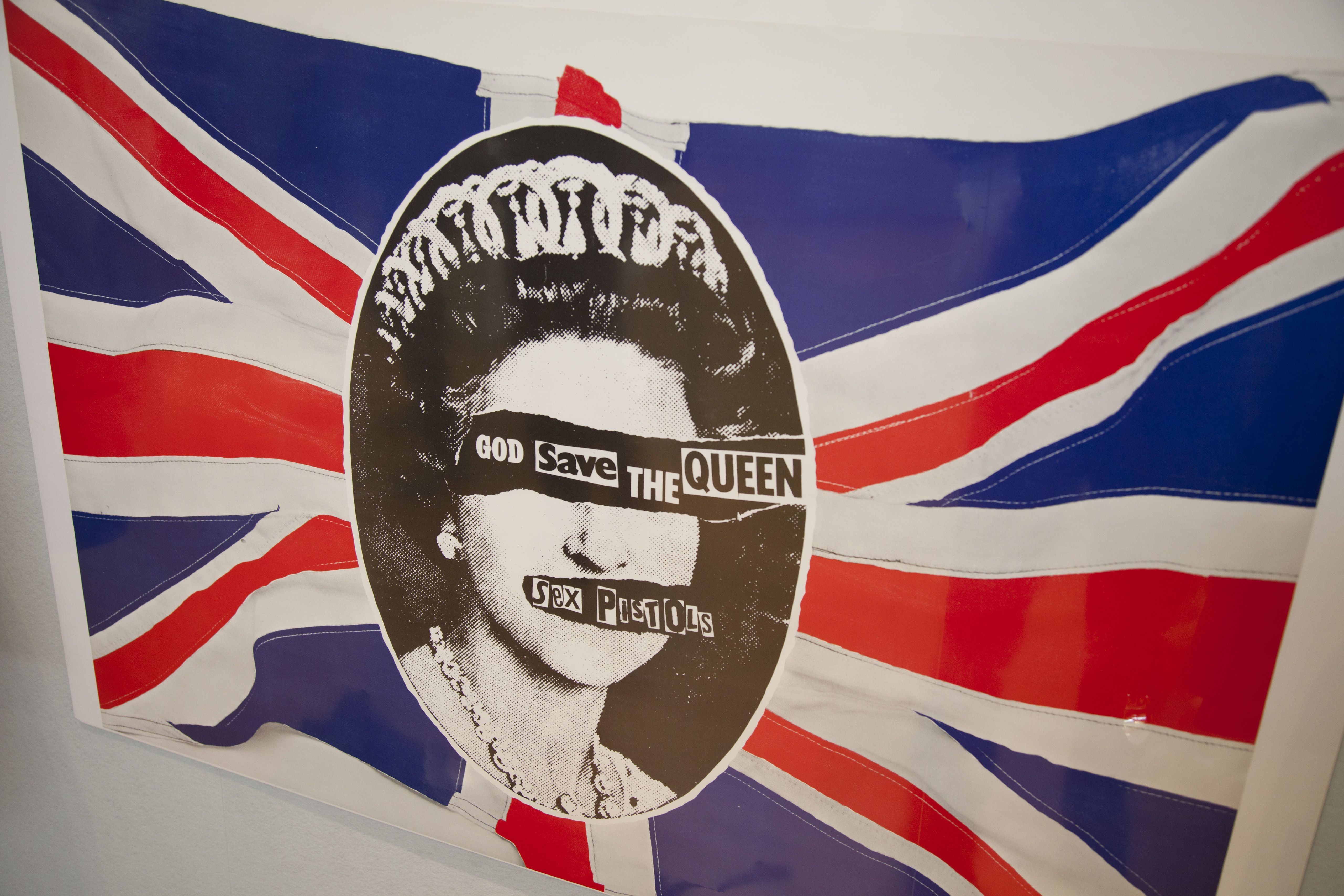 【インパクトアート】GOD SAVE THE REP＆SKULL QUEEN GettyImages-527482596.jpg?w=