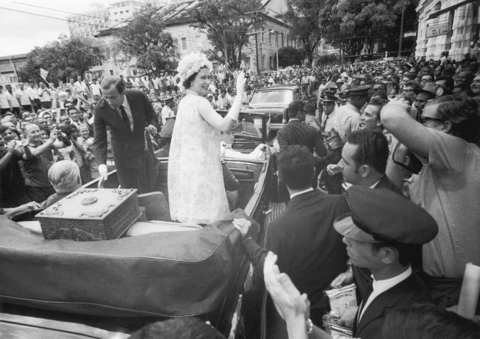 Rainha Elizabeth II, em sua única visita ao Brasil, acenando aos moradores de Salvador, em 1968. / Daily Mirror/Mirrorpix/Mirrorpix via Getty Images