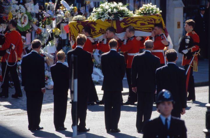 Príncipes e o então príncipe Charles acompanham funeral da princesa Diana / Photo by Peter Turnley/Corbis/VCG via Getty Images