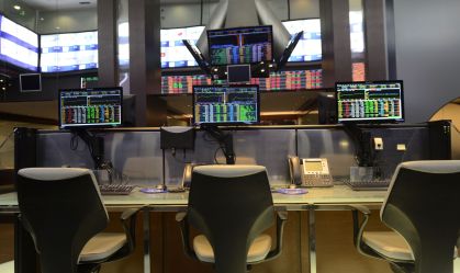 Ibovespa fecha com queda de 2,4%, com cautela antes de decisões de juros no Brasil e nos EUA; dólar sobe a R$ 5,04