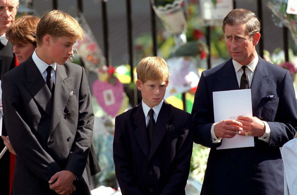 O príncipe de Gales com o príncipe William e o príncipe Harry fora da Abadia de Westminster no funeral de Diana, a princesa de Gales, em 6 de setembro de 1997 / Anwar Hussein/WireImage