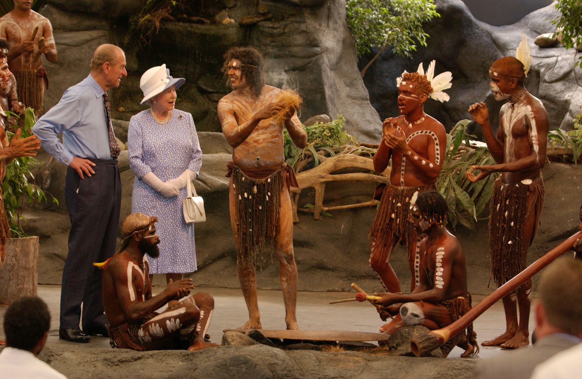 A rainha Elizabeth II assiste a uma apresentação cultural aborígine perto de Cairns, em março de 2002.