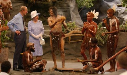 A rainha Elizabeth II assiste a uma apresentação cultural aborígine perto de Cairns, em março de 2002.