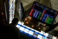 Ibovespa sobe 0,29% e dólar fica estável em meio a inflação e tarifas