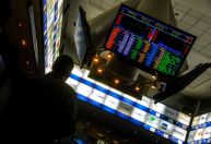 Ibovespa cai, com mercado digerindo inflação dos EUA e indicadores domésticos; dólar sobe