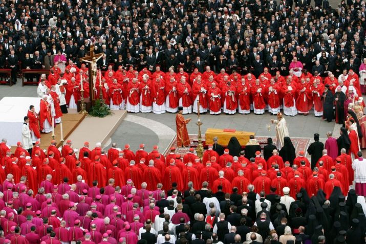 Dois milhões de fiéis e cardeais assistem ao funeral do Papa João Paulo II no Vaticano, em Roma, em 8 de abril de 2005 / Gianni GIANSANTI/Gamma-Rapho via Getty Images