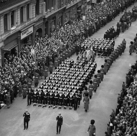 A carruagem de armas com o caixão do ex-primeiro-ministro britânico Winston Churchill se aproxima da Catedral de São Paulo em Ludgate, Londres, durante seu funeral, em 30 de janeiro de 1965 / Central Press/Hulton Archive/Getty Images