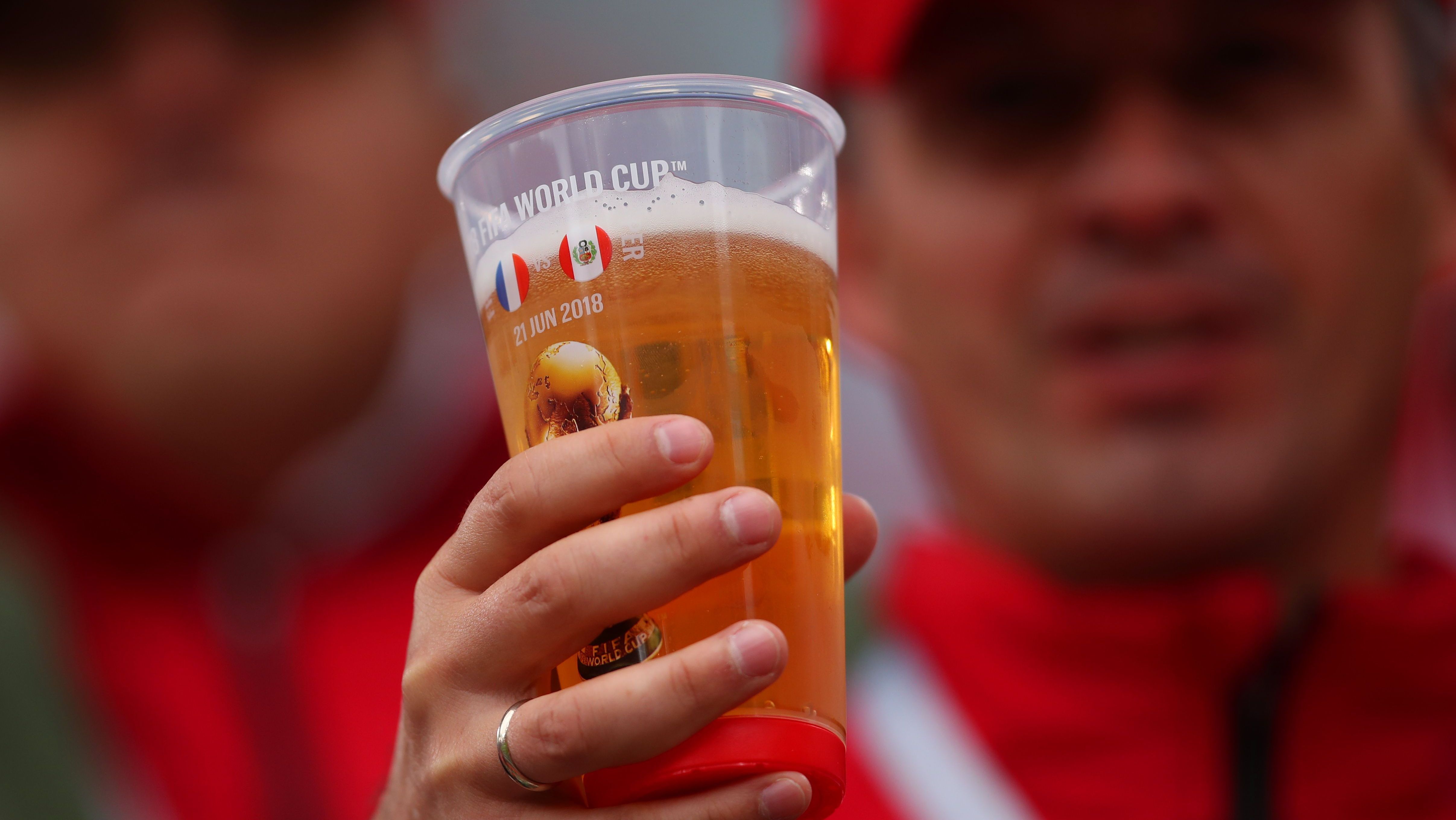 Torcedor com um copo de cerveja na mão durante partida da Copa do Mundo de 2018, disputada na Rússia