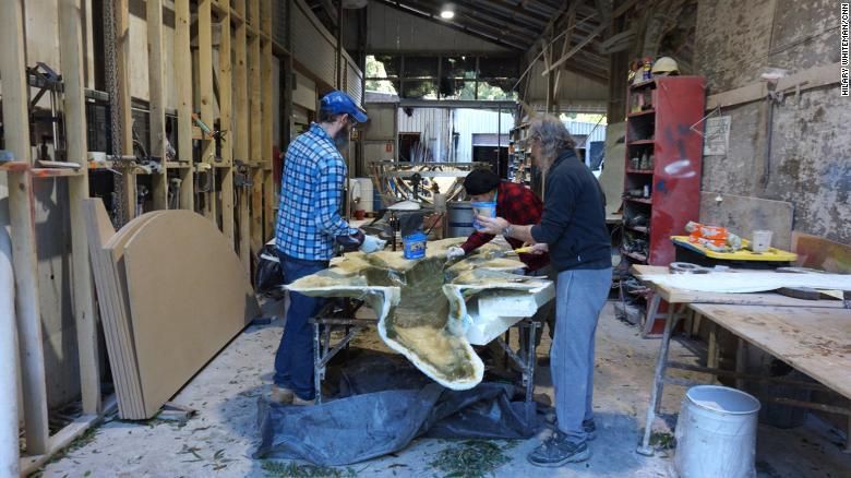Trabalhadores da Natureworks pintam um molde de fibra de vidro de um crocodilo que será entregue em um playground, na Austrália / Hilary Witheman / CNN